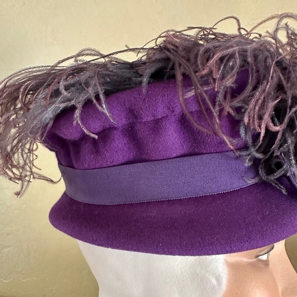 STELLAR 1940s' PURPLE HAT WITH GATHERED CROWN, GROSGRAIN TRIM + OSTRICH FEATHERS - Picture 4 of 14